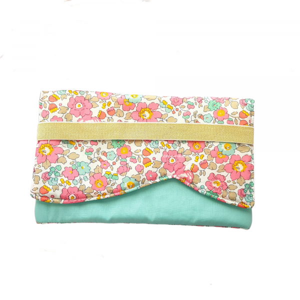 pochette pour carnet de santé exclusive Rose et rêves dorés modèle déposé. Idéale pour ranger le carnet de santé et les documents médicaux