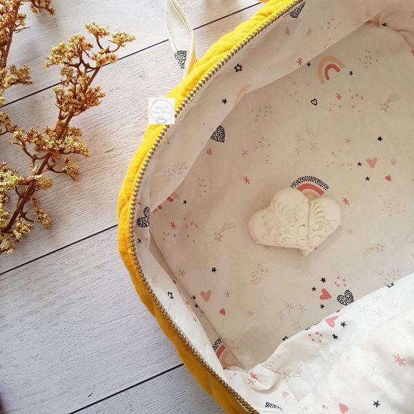 détail valise bébé arc en ciel rosé