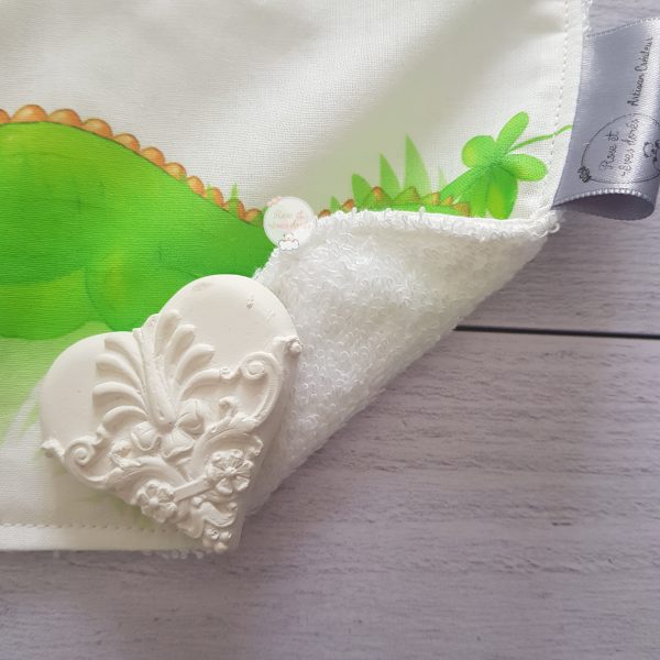 zoom sur le bavoir croco et son éponge bambou Rose et rêves dorés