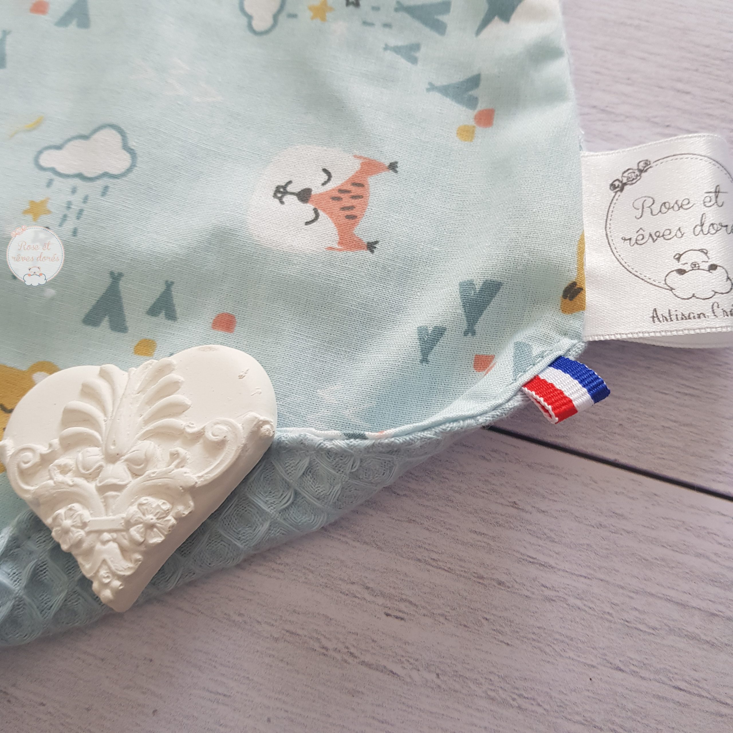 détail du bavoir nid d'abeille bleu made in France rose et rêves dorés