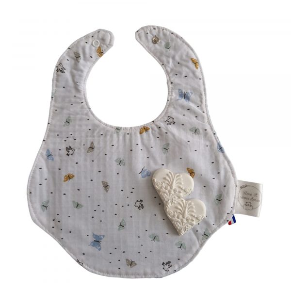 un bavoir léger au motifs doux un cadeau pour un bapteme ou une naissance