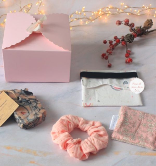 coffret prêt à offrir comprenant un savon, une pochette à savon, un chouchou et une lingette. confectionné par Rose et rêves dorés. savon issu des créations de Baba Savonnier Pâtissier